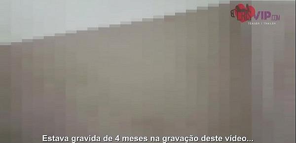  Cristina Almeida com uma Trans, juntamente com o corno do seu marido que filma toda a brincadeira, mete gostoso e goza na boca da trans.